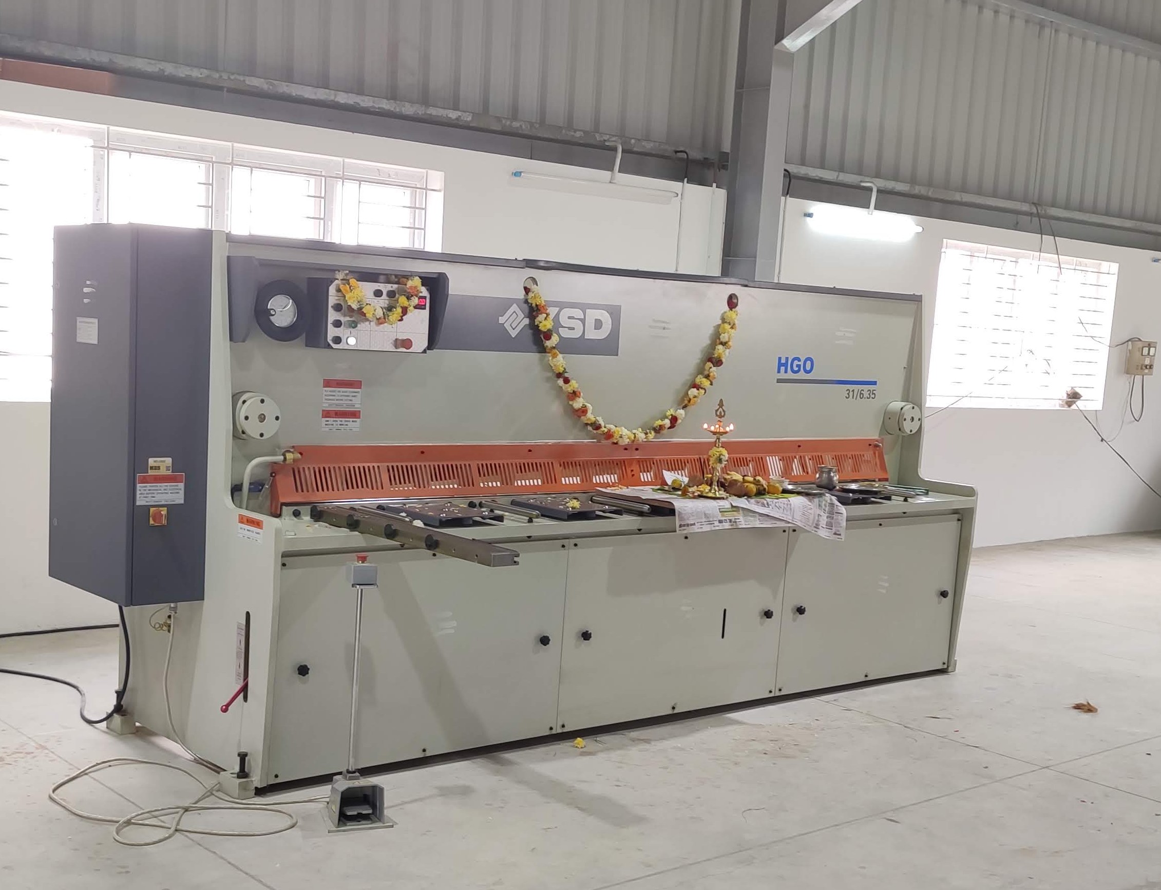 NC hydraulic shearing machine